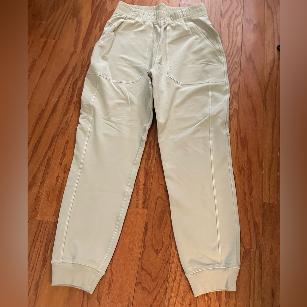 Lululemon Joggers size 4 took tag out. Only wore 2x Excellent Condition